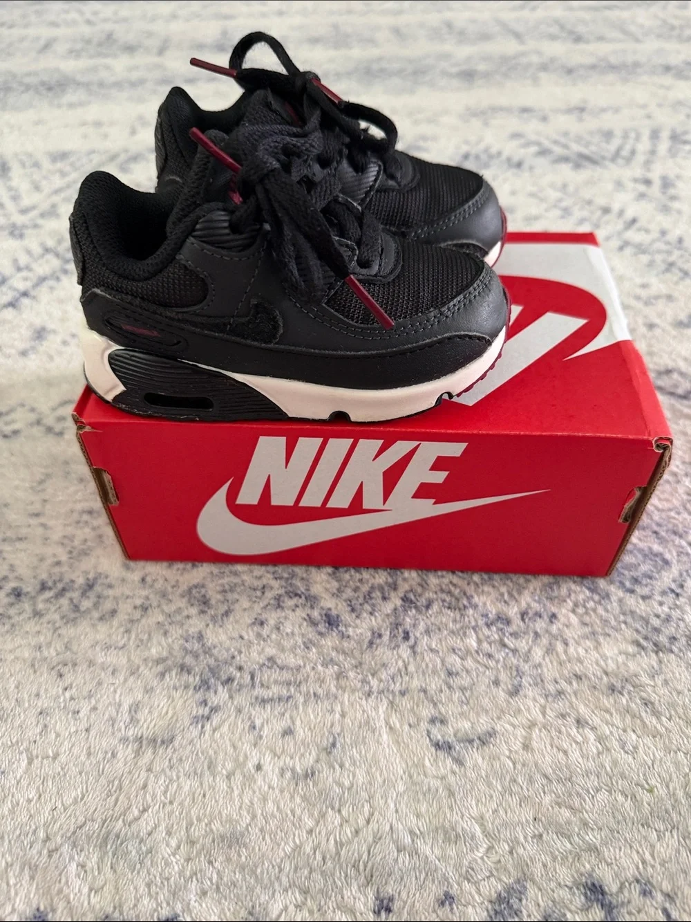 Nike Kids Black and Red Low-Top Sneakers